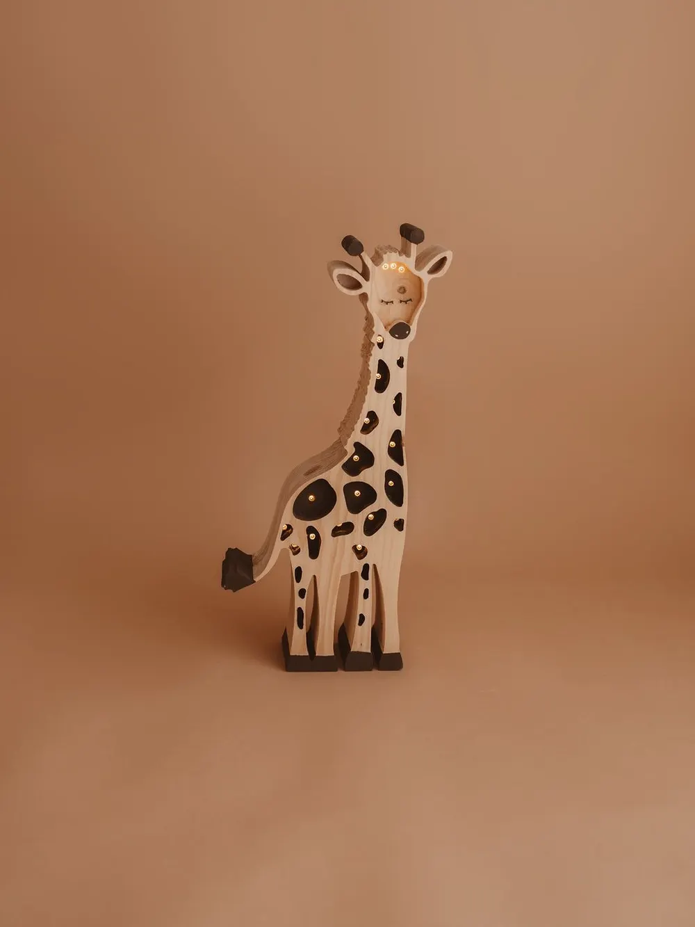 Girafa — candeeiro de presença em madeira, feito à mão