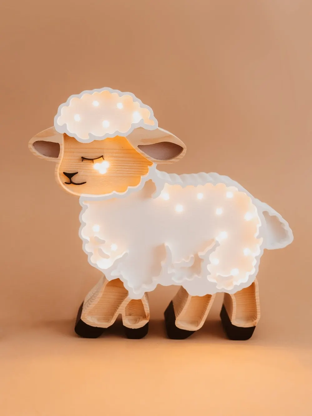 Ovelha — candeeiro de presença em madeira, feito à mão
