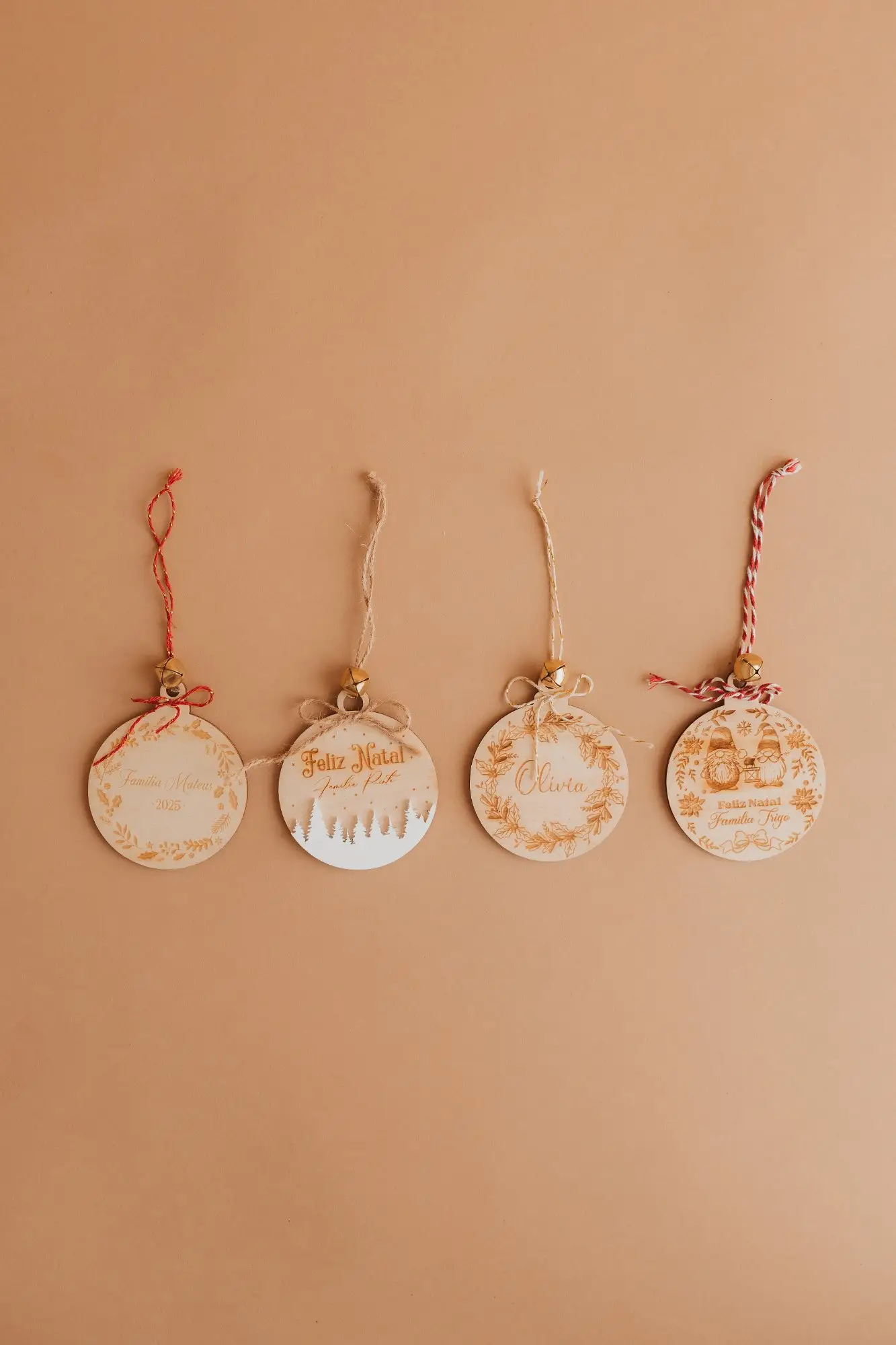 Christmas bauble with acrylic and bell — photograph 1
