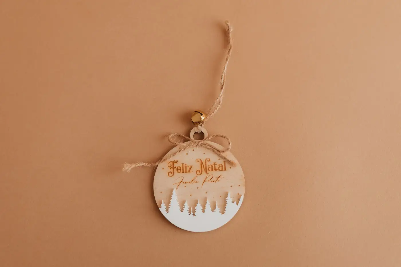 Christmas bauble with acrylic and bell — photograph 3
