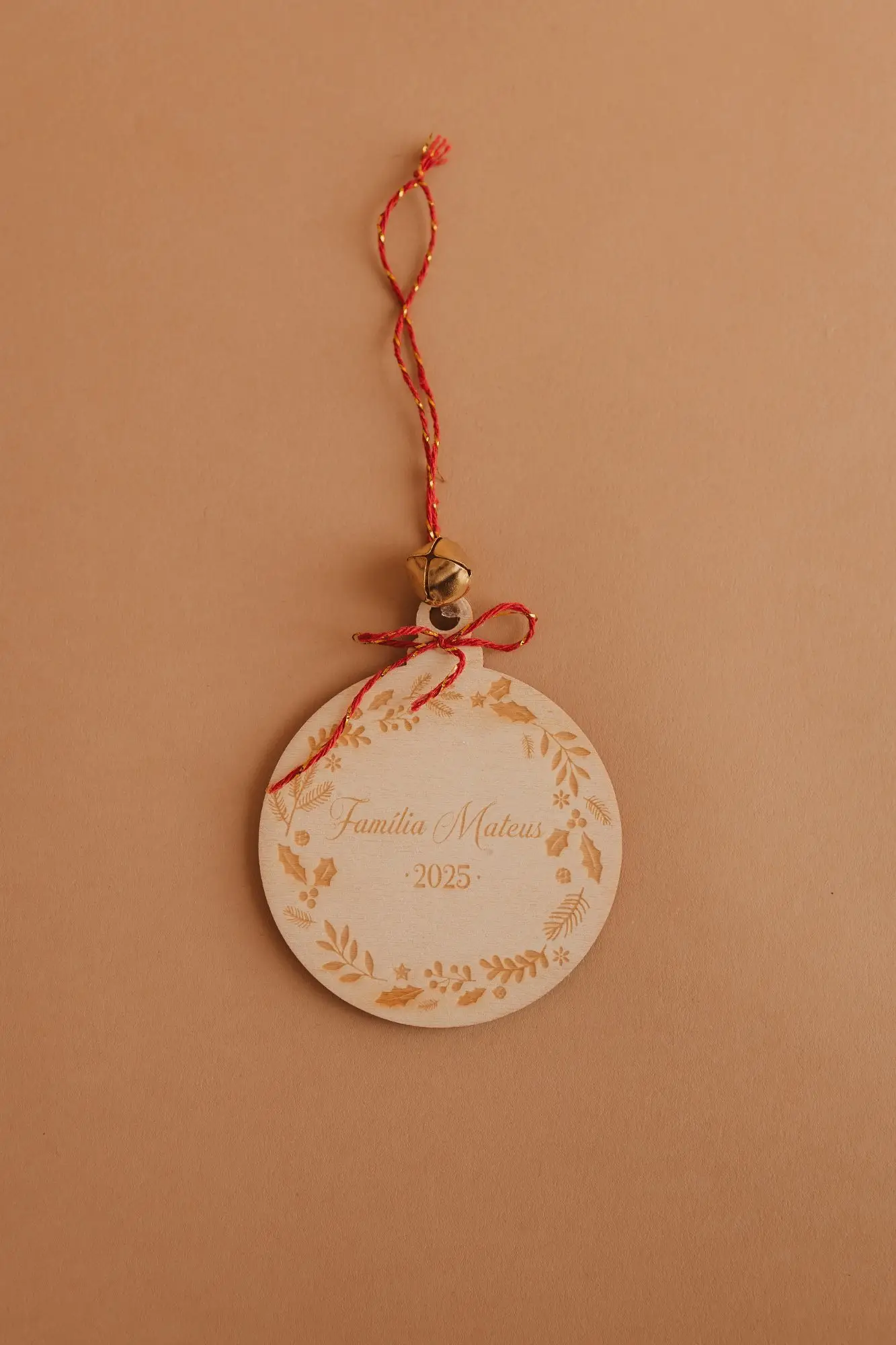 Christmas bauble with acrylic and bell — photograph 4