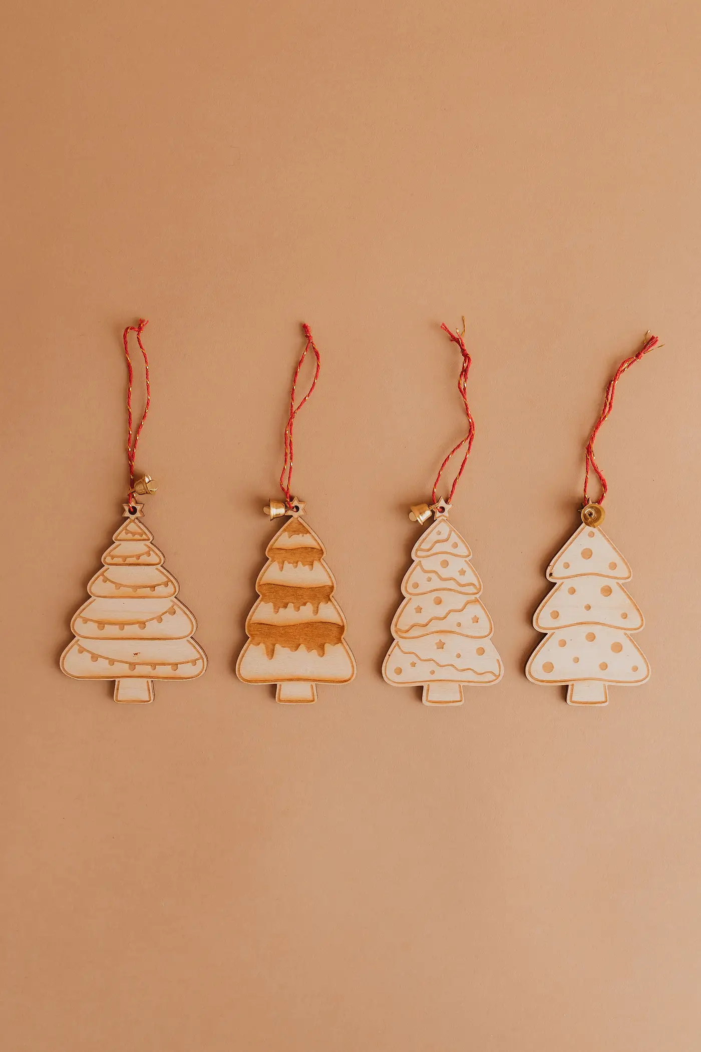 Conjunto - pinheiros de Natal com sininho — fotografia 1